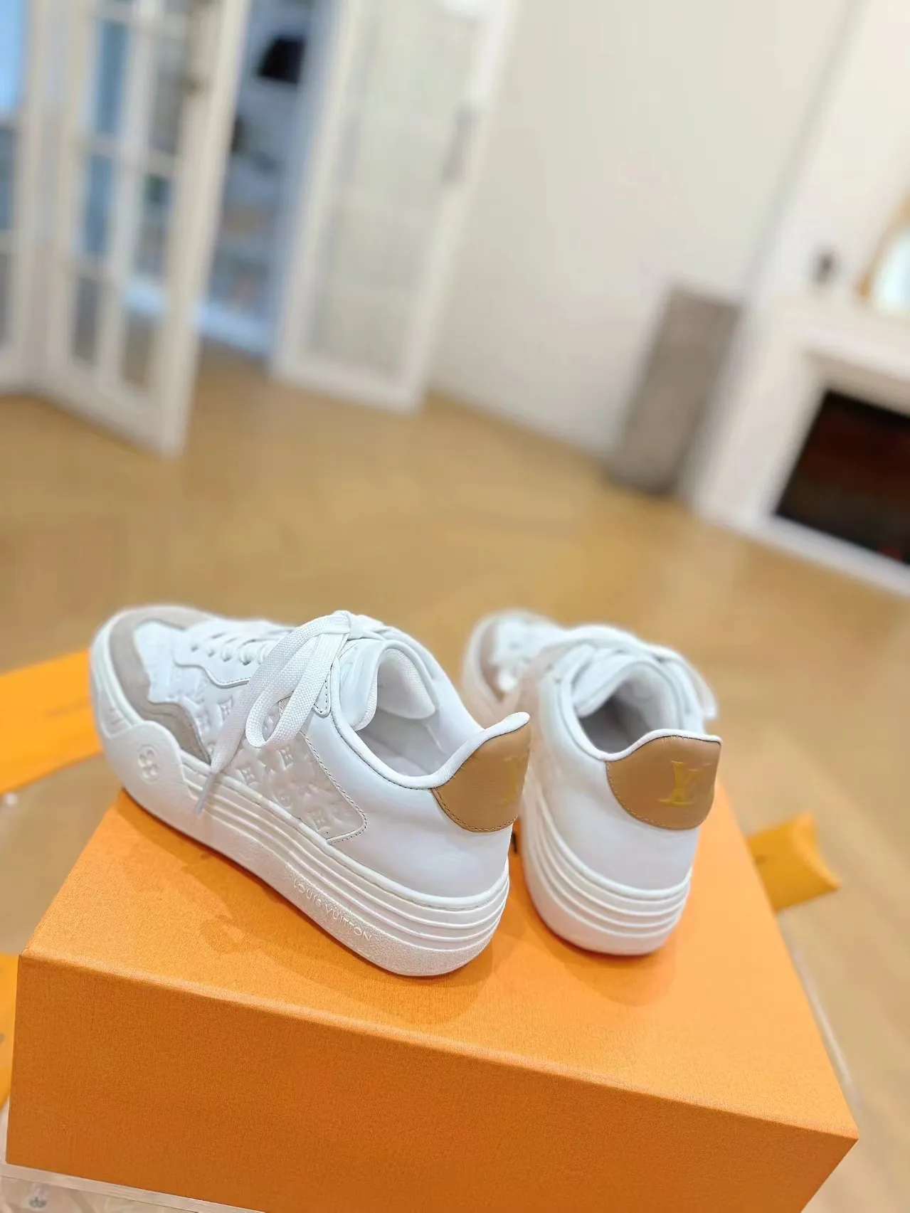 👟👟Ex-factory price 620👟👟Men's size +10 Same style for men and women🔥🔥𝐋𝐕 𝐃𝐢𝐬𝐜𝐨𝐯𝐞𝐫𝐲 2024 new sports shoes thick sole casual ❗️❗️ original purchase development and production LV Discovery lace-up shoes were unveiled at Louis Vuitton's fourth show. They are made of technical mesh fabric and metallic synthetic materials to create a streamlined design. Brand elements embellish the upper and lightweight rubber outsole, with technical shoelaces. Fabric: Original imported cowhide + technology mesh Inner lining: Original customized breathable mesh Sole: Original molded ultra-light rubber foam material Bottom thickness: 5.5CM Size: Women's 35-41 (41 customized), Men's 39-46, (45-46 customized)